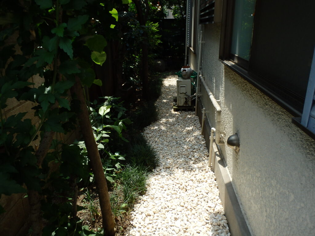 お庭の雑草対策に砂利を敷きました【世田谷区S邸様】