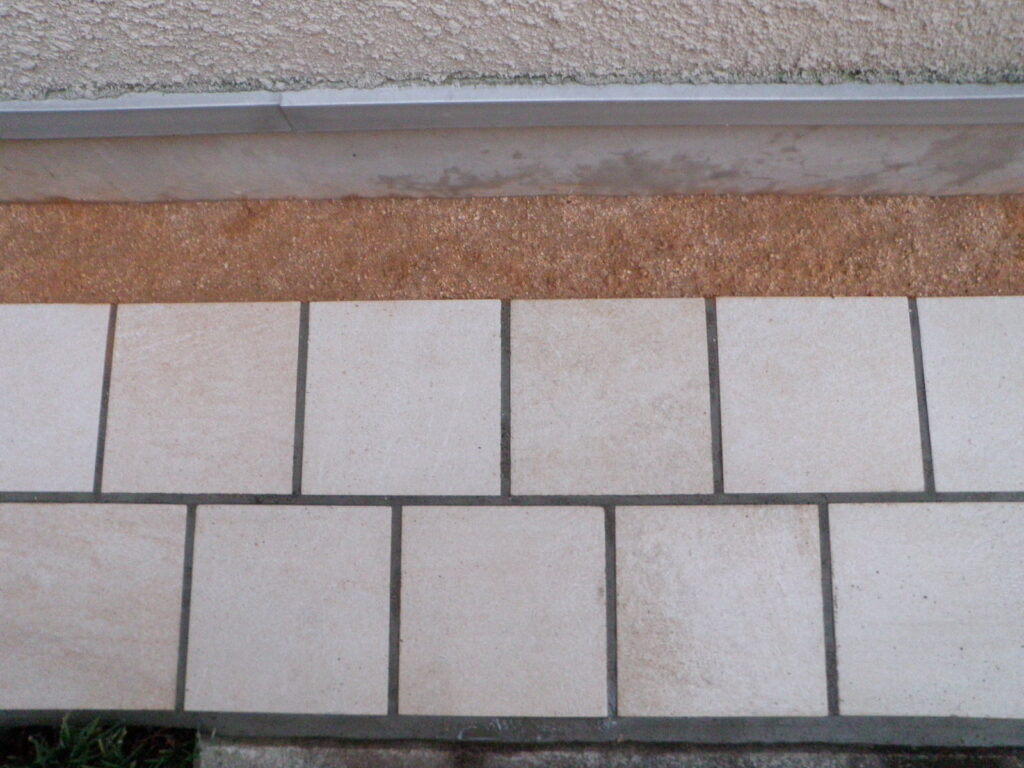 建物周りの雑草の雑草対策に土系舗装とタイル敷き【目黒区Y邸様】