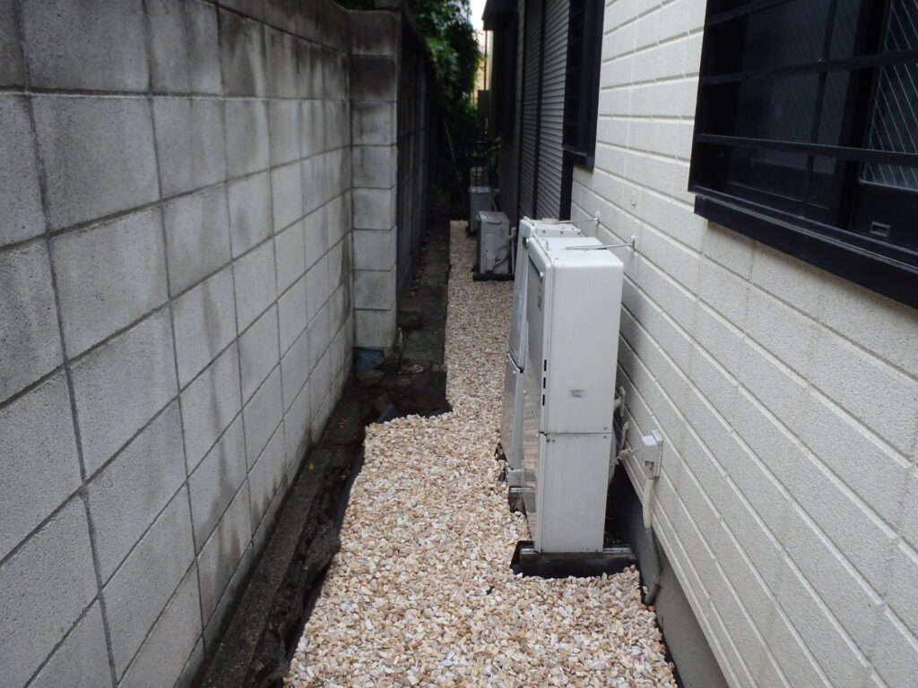 建物周りの雑草も屋上の不用品も一度にスッキリ【目黒区T邸様】