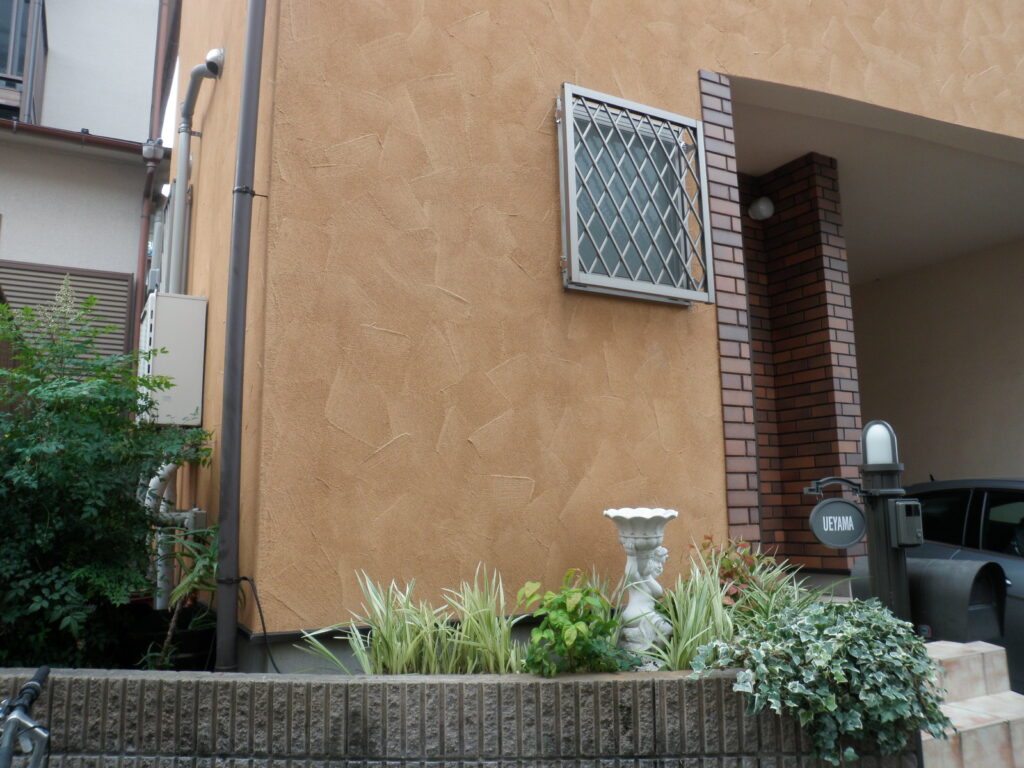 家の周りの除草と玄関前のお手入れ【目黒区Ｕ邸様】