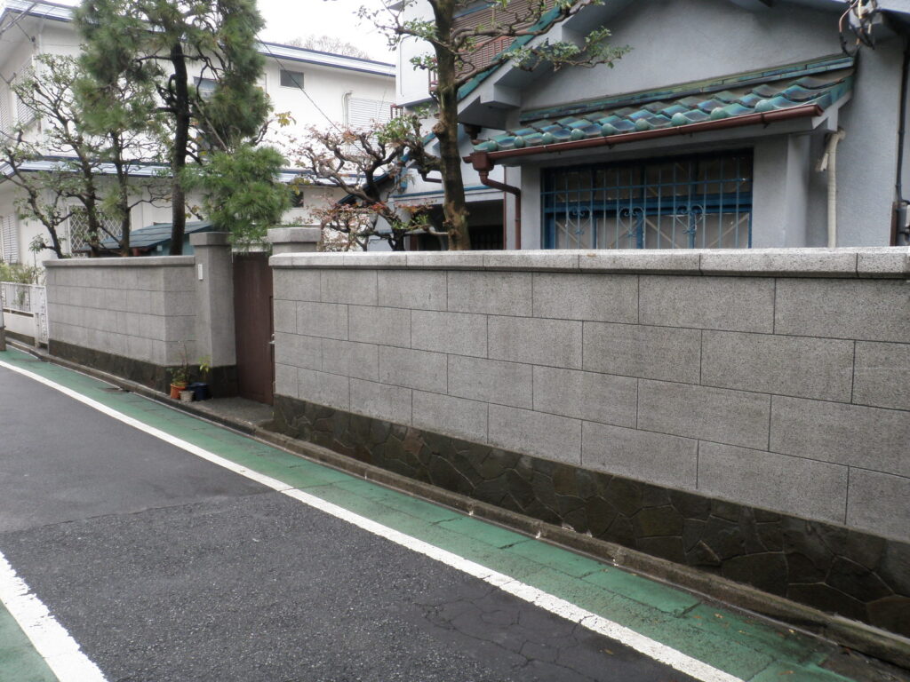 長年の汚れた外壁を綺麗に洗浄しました