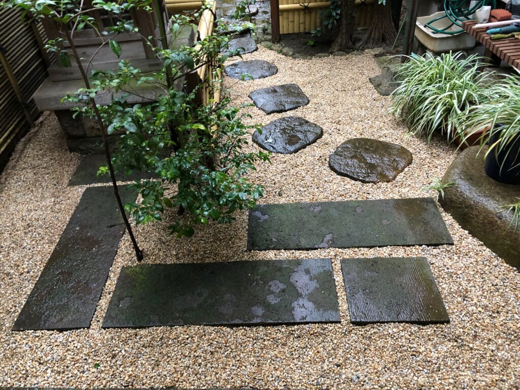 和庭の雑草対策に砂利を敷きました【渋谷区A邸様】