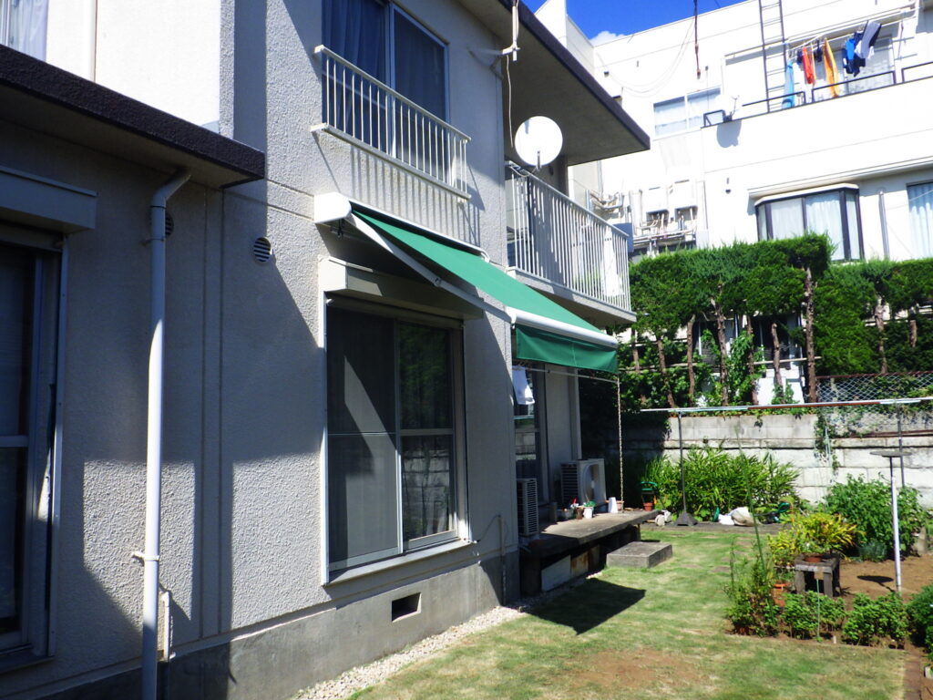 眩しい西日の対策にオーニングを設置しました（世田谷区T邸様）