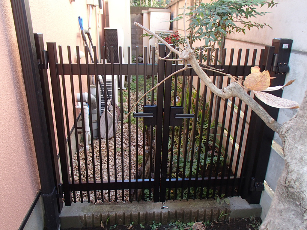 通る事の出来なかったフェンスを両開き門扉にチェンジ【港区T邸様】