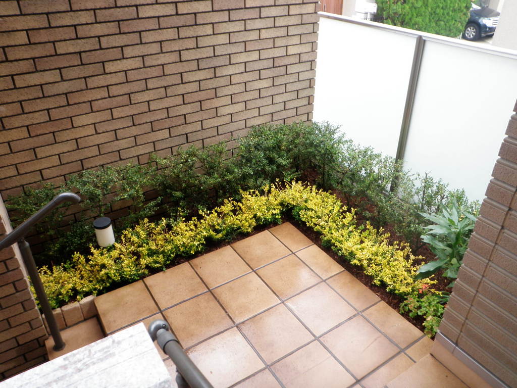 玄関前に新しく花壇をつくりました【渋谷区Ｋ邸様】