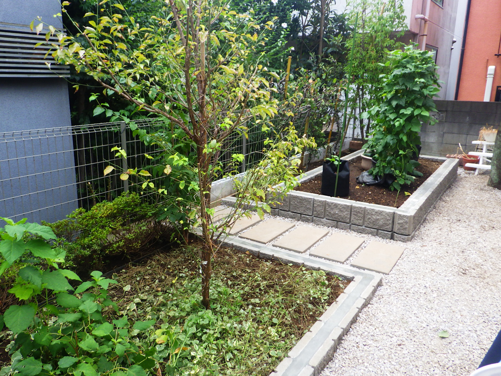 裏庭に家庭菜園用の植え込み地を造成しました【渋谷区Ｔ邸様】