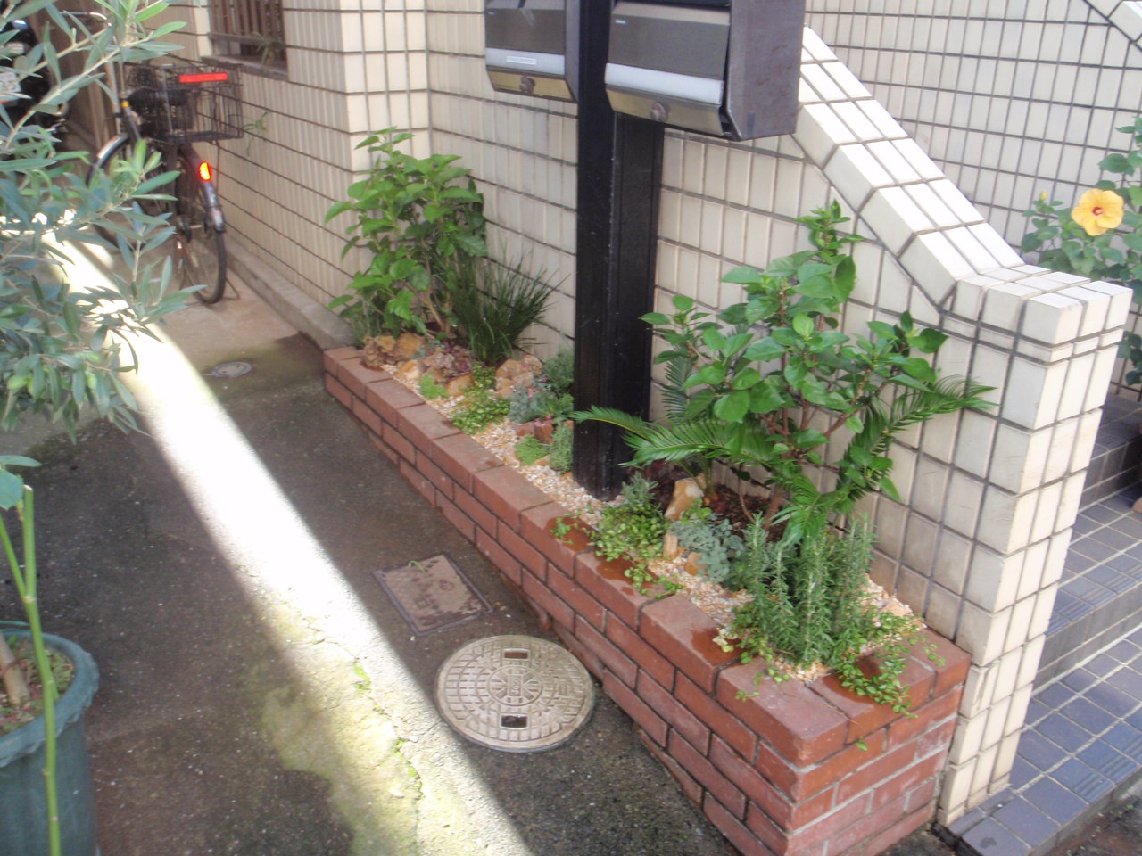 雑草が生い茂っていた玄関脇の花壇を明るいロックガーデン風に（目黒区W邸様）